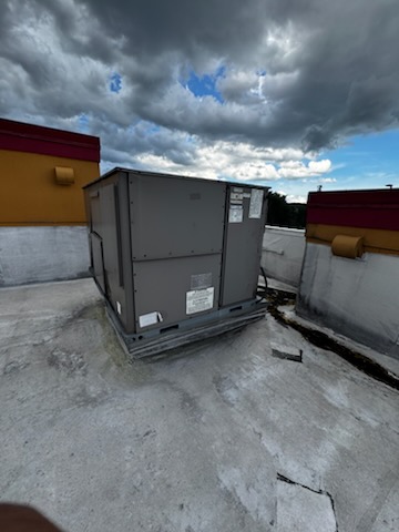Rooftop mechanical unit at a Kissimmee quick-service restaurant with membrane and parapet details.